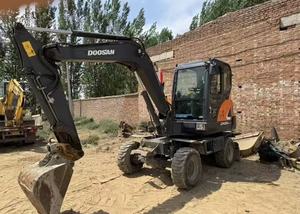 Excavatrice hydraulique compacte sur roues d'occasion, modèle Doosan DX60W, 6 tonnes, d'origine coréenne, faible nombre d'heures de fonctionnement, bon état - Product Image 2