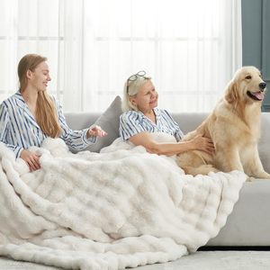 Cozy Bliss 50-60 pouces d'épaisseur crème blanc bulle fausse fourrure jeter couverture doux en peluche canapé flou chambre accessoire avec glaçure mate - Product Image 2