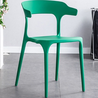 Chaise de salle à manger pp design de restaurant bon marché en usine Café en plastique coloré Tables et chaises Chaise d'extérieur Café
