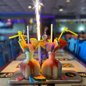 Bouteille de tequila en plastique réutilisable personnalisée de 750 ml avec <span class=keywords><strong>verre</strong></span> à <span class=keywords><strong>margarita</strong></span> géant arc-en-ciel pour les fêtes - Product Image 4