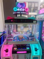 Tide Energy Catch : Machine à griffes de luxe pour 4 joueurs avec poussoir de cadeaux, machine d'arcade à monnayeur pour boutique de jouets et de prix