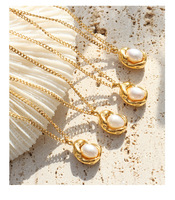 Collier pendentif en forme spéciale incrusté de perles d'eau douce naturelles en acier inoxydable plaqué or