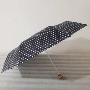 Paraguas plegable mini de lunares blancos y negros, económico, al por mayor en el mercado de <span class=keywords><strong>Mubai</strong></span> - Product Image 4