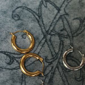 ต่างหูห่วงสแตนเลสสตีลชุบทอง 18K PVD รูปทรงเรขาคณิต ไม่ลอก ไม่ดำ กันน้ำ ป้องกันอาการแพ้ สำหรับผู้หญิง - Product Image 3