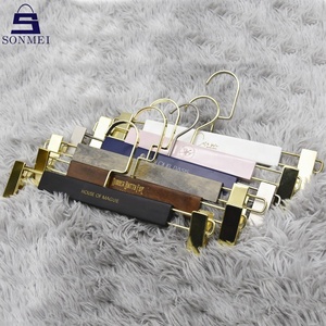 Colgador <span class=keywords><strong>de</strong></span> falda antideslizante <span class=keywords><strong>para</strong></span> Boutique, ganchos <span class=keywords><strong>de</strong></span> <span class=keywords><strong>madera</strong></span> natural <span class=keywords><strong>para</strong></span> pantalones - Product Image 1