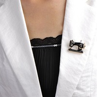 Accessoires de vêtements de mode pour femmes-Creative Metal Hanger Machine à coudre Broche Art Pin Lapel Badge Bag avec Portable Feature