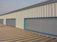 Volets en aluminium horizontaux modernes et écologiques pour projets hôteliers et industriels, persiennes extérieures, décoration de fenêtres.