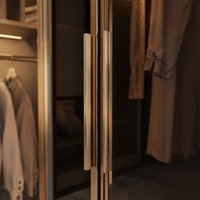 Armoire moderne en bois avec portes coulissantes en verre et étagères réglables, placard modulaire autoportant pour système de mobilier de chambre de villa