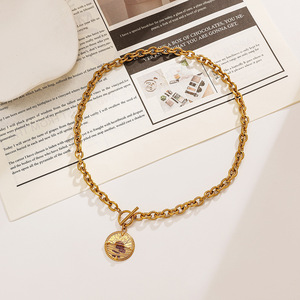 Collar con Colgante Redondo Dorado con Zirconia Roja Engastada, Cierre OT, Estilo Europeo, Joyería de Regalo - Product Image 3