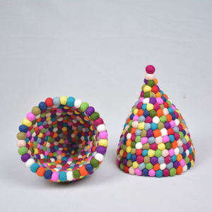 Cône boule en feutre multicolore de 20 cm, sapin de Noël en feutre de laine naturelle pour la décoration intérieure de la maison, fait à la main au Népal. - Product Image 2