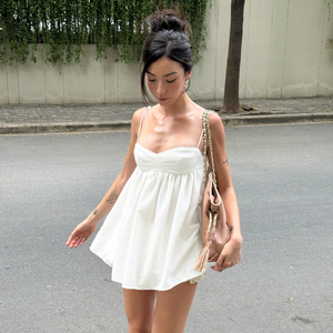 Top Camisero de Verano Fresco Blanco Versátil y Sexy con Cuello en V y Busto Fruncido, Estilo Holgado en Línea A, Casual sin Mangas para Vacaciones - Product Image 3