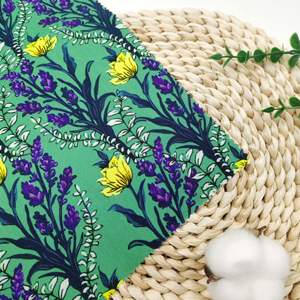 Nueva Tela Popelina de Algodón Peinado Suave con Patrón de Flores Amarillas sobre Base Verde y Ramitas de Flores Púrpuras, Ligera - Product Image 4
