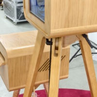 Photomaton en bois personnalisé double face avec connectivité USB/Bluetooth/Wi-Fi et écran tactile pour événements professionnels.
