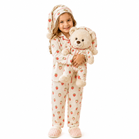 Ours en peluche de 40 cm avec pyjama assorti à imprimé fraises pour fille, vêtements de poupée personnalisés OEM ODM en matériau PU