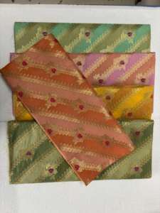 Tissu en soie brocart, tissage zari, motif géométrique abstrait, jacquard, textile indien de luxe pour vêtements, occasions de mariage, sacs - Product Image 5