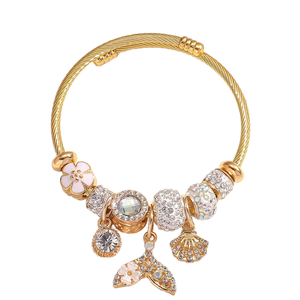 女性のためのゴールドステンレススチールオープンブレスレット-小さな魚の尾のペンダント卸売アクセサリー - Product Image 1