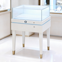 Comptoir de consultation de luxe pour bijouterie, unité d'exposition élégante blanc laiteux et bleu clair avec motif géométrique diamanté pour boutique haut de gamme
