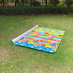 Tapis de pique-nique rectangulaire en film d'aluminium EVA, résistant à l'humidité, pour la plage, le camping et les activités de plein air - Product Image 2
