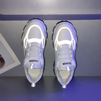 Nouvelles baskets compensées blanches pour femme 2026, avec empeigne en maille respirante, contraste blanc-gris, semelle antidérapante à crampons, chaussures décontractées d'automne