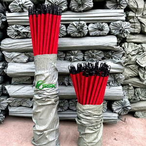 Escoba de diseño básico a cuadros rojos, la más vendida, con mango de madera de eucalipto duradero y cerdas de PVC, de fábrica de Hanói, para uso doméstico. - Product Image 4