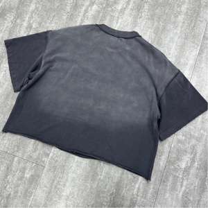 Nouveau t-shirt imprimé en coton épais Streetwear T-shirt graphique à lavage acide bords bruts en détresse T-shirt court surdimensionné - Product Image 4