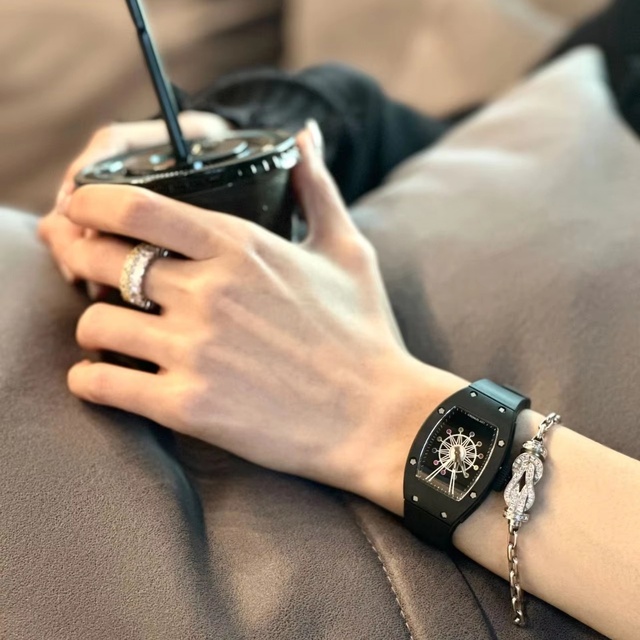 Elegant Ladies'  Ceramic Quartz Watch -Sapphire Crystal Glass with Luminescent Hands Power Reserve 38 Hours Custom Watch