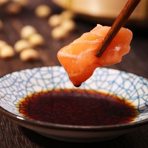 Juyin ซอสถั่วเหลือง1.8L <span class=keywords><strong>แซลมอน</strong></span>ใช้ในเชิงพาณิชย์ซอสถั่วเหลืองสไตล์ญี่ปุ่นสีเข้มสำหรับซูชิอาหารทะเลและซาซิมิปรุงรสขวดใหญ่ - Product Image 2