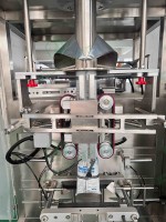Machine d'emballage verticale VFFS pour poudre d'épices, ensacheuse automatique de sachets plastiques pour arômes, machine de remplissage et de pesage de poudre 100g avec remplisseur à vis sans fin vertical