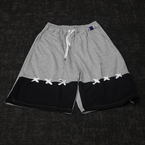 Shorts décontractés respirants pour hommes, gris et noir, avec blocs de couleur, design à lacets croisés et taille à cordon de serrage - Product Image 3