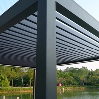 Pergola en aluminium motorisée avec toit à lames orientables, imperméable, pour jardin et piscine
