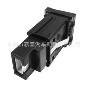 Cargador de Coche con Clip USB Tipo-C QC3.0 de Carga Rápida de 18W 12-24V para Modelos Sagitar y Polo de Volkswagen - Product Image 2