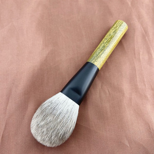 Brocha de Maquillaje Kabuki Grande para Polvo Suelto y Colorete, con Pelo Sintético, Mango de Sándalo y Virola Metálica - Product Image 2