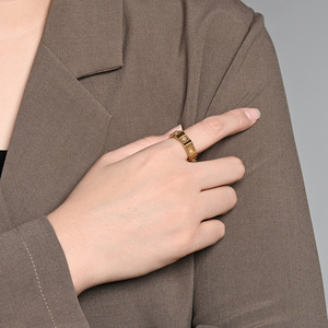 แหวนรูปทรงแปดเหลี่ยมเรขาคณิตสำหรับทุกเพศ ทำจากเหล็กสีทองดำ ประดับเพชรแบบหนามเตย ของขวัญเครื่องประดับ - Product Image 3