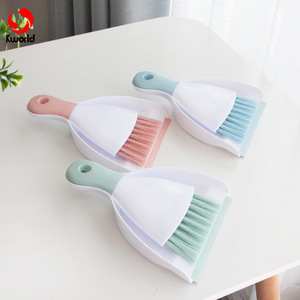 Ensemble pelle et balayette miniatures Kworld en plastique, poils durs, antidérapant, pour le nettoyage du bureau et de la voiture - Product Image 1