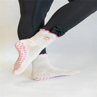 Chaussettes de sport pour femmes, en coton, courtes, antidérapantes, avec logo personnalisé, mignonnes, de haute qualité, brodées, à volants, pour yoga et pilates