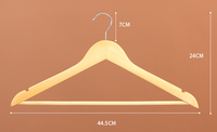 Cintres en bois personnalisés pour hôtels et blanchisseries de la marque Lavinia Hanger Factory