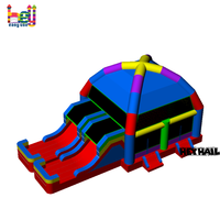 Grand château gonflable commercial arc-en-ciel avec toboggan aquatique intégré pour parcs d'attractions et locations d'événements pour enfants