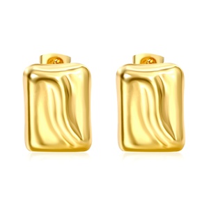 Pendientes de acero inoxidable gruesos y pulidos de estilo INS, chapados en oro de 18 quilates, con diseño cuadrado irregular y robusto, para mujer. - Product Image 6