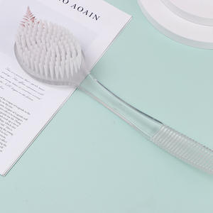 Brosse de bain en plastique à long manche avec poils doux pour le massage du dos sous la douche et les soins corporels - Product Image 1