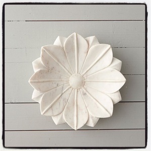 Assiette en céramique de forme florale pour mariage, décoration de table, design floral élégant - Product Image 3