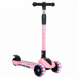 Barato niños monopatín scooty 3 ruedas cuatro luces hasta niños pequeños coche sentarse patín scooters para niños niñas 2 años de edad