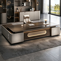 Bureau de direction moderne de luxe en forme de L avec plateau en placage de bois, panneau frontal en métal à lattes, table latérale à LED, usage commercial