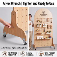 Rak Display Pegboard Kayu Beroda dengan Logo Kustom untuk Stan Pameran Produk di Pasar Ritel