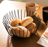 Panier de rangement de cuisine multifonctionnel en fil de fer rond de conception moderne, fait à la main, en forme de fleur, finition noire antique