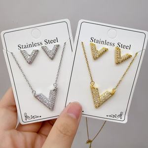 Ensemble de bijoux de créateur pour femmes de haute qualité, accessoires en acier inoxydable plaqué or 18 carats, collier avec pendentif lettre C et boucles d'oreilles - Product Image 2
