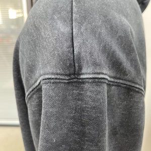 เสื้อฮู้ดดี้ผ้าหนาน้ำหนักมาก ล้างสีแบบแอซิดวอช ระบายอากาศได้ดี สไตล์วินเทจสำหรับผู้ชาย สีดำพิมพ์ลายสัตว์ ลายกราฟิกอลาสก้า - Product Image 4