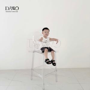 Chaises hautes en plastique Chiavari pour événements et fêtes d'enfants avec assiettes amovibles transparentes - Product Image 6