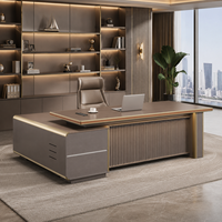 Bureau de direction moderne et design avec crédence latérale nervurée et finition dorée, grande table de PDG pour suite de direction