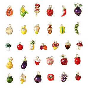 เวนี่ แพ็คละ 5 ชิ้น: จี้ผักเทียมแบบใหม่, อุปกรณ์ตกแต่งสร้อยข้อมือรูปผลไม้สามมิติ - Product Image 5