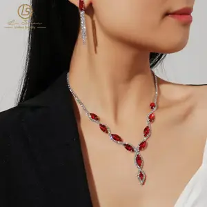 Damen vergoldete Kette mit Strass Set Red Crystal Diamond Damen Halskette Klaue Kette Ohrringe für Hochzeits mode